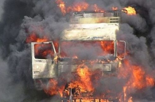 Şəmkirdə yük maşını daşıdığı dərmanlarla birgə yanıb külə döndü