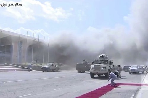 Yəməndə rəsmiləri daşıyan təyyarənin endiyi aeroportda partlayış: Ölənlər var - VİDEO