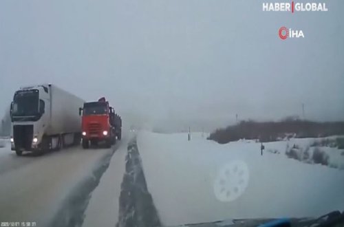 Yük maşınlarının qaydanı pozması minik avtomobilini qəzaya saldı – ANBAAN VİDEO