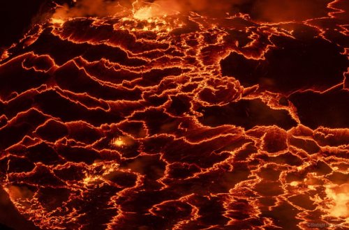 “Cəhənnəmdən” birbaşa yayım: Vulkan püskürməsi kraterin içindən çəkildi - VİDEO