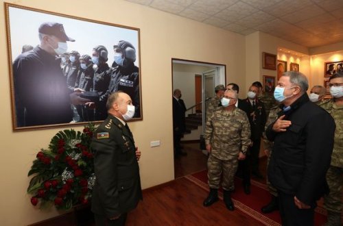 Хулуси Акар посетил фотовыставку в Баку