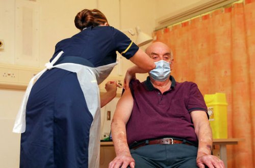 Первого в мире человека привили вакциной AstraZeneca