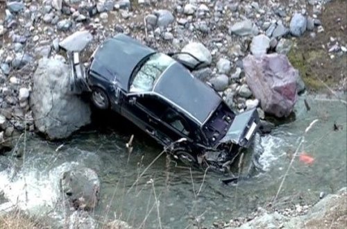 Lənkəranda “Mercedes” kanala aşdı: Sürücü öldü