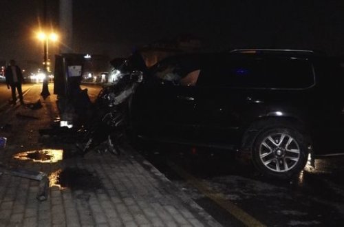 В Баку автомобиль врезался в фонарный столб, есть пострадавшие - ВИДЕО