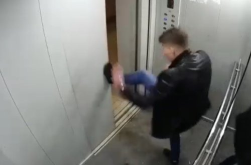 Sərxoş gənc lift ilə 