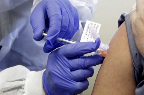 Müğənni canlı yayımda koronavirus peyvəndi vurduracaq