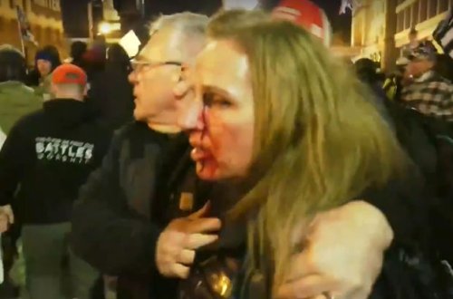 Стычки сторонников Трампа и Байдена начались в Вашингтоне - ВИДЕО