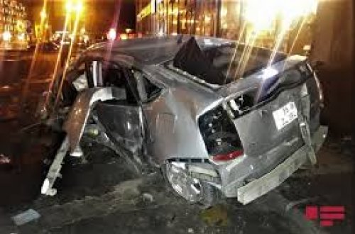 Bakıda avtomobil mağazaya çırpıldı - Sürücü ağır yaralandı - FOTO