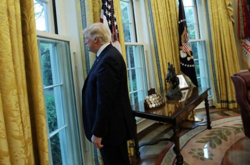 CBS: Члены кабинета Трампа обсуждают возможность его отстранения от власти