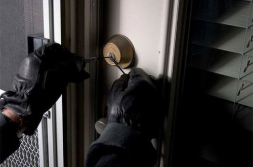 Evdən külli miqdarda pul və qızıl-zinət əşyaları oğurlayan şəxs saxlanıldı