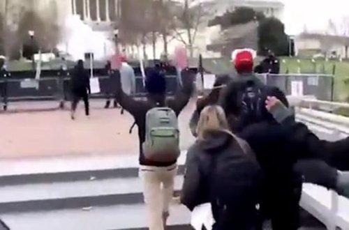 Жесткий прорыв протестующих к зданию Конгресса США попал на видео