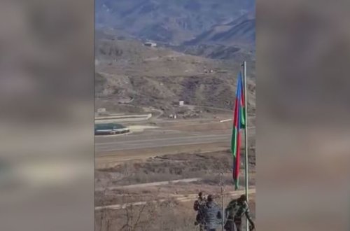 Əsgərlərimiz Qafan aeroportunun qarşısında Azərbaycan bayrağı qaldırdılar - VİDEO
