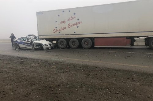 Qəza zamanı polis maşını yararsız hala düşdü - FOTO