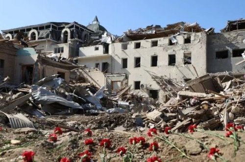 Gəncədə evi dağılan qadın şikayətçidir: İcra Hakimiyyətindən AÇIQLAMA - FOTO