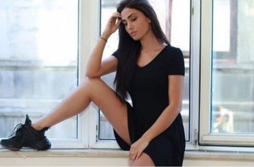 Pərvin Abıyeva qısa ətəkdə DİQQƏT ÇƏKDİ - FOTOLAR