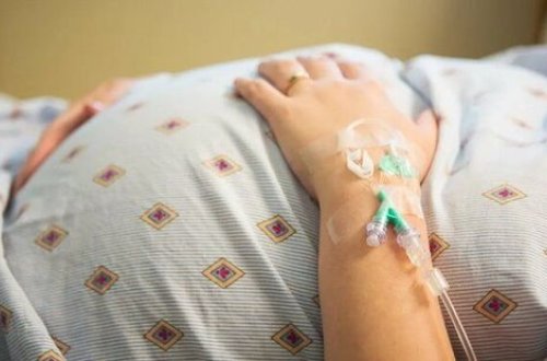 В России врачи спасли беременную с коронавирусом при полном поражении легких - ВИДЕО