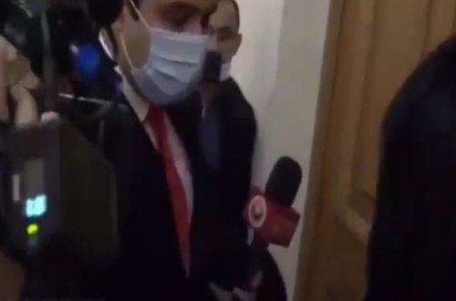 Erməni deputat jurnalistin mikrofonunu oğurladı - VİDEO