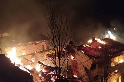 Altı yaşayış evi bir neçə dəqiqənin içində yanaraq kül oldu - VİDEO