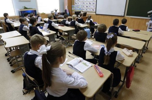 В большинстве регионов России возобновились очные занятия в школах