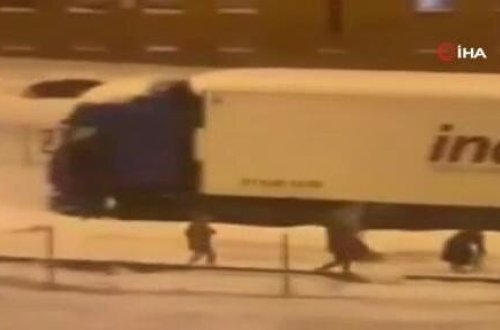 Yolda qalan qida maşınını qarət etdilər - VİDEO