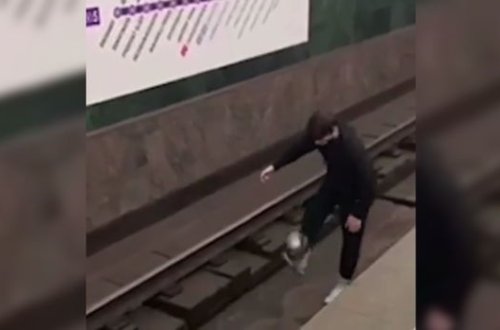 Adrenalini sevən gənc metroda relslərin üstündə topla oynadı - VİDEO