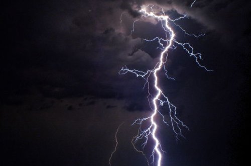 İldırım vuran adam həmin anı telefona çəkdi - VİDEO