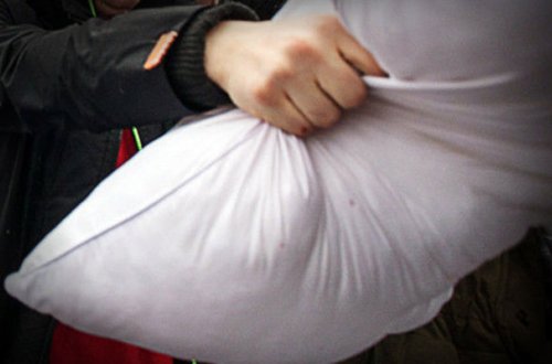 Azərbaycanda ər arvadını oteldə boğaraq öldürdü