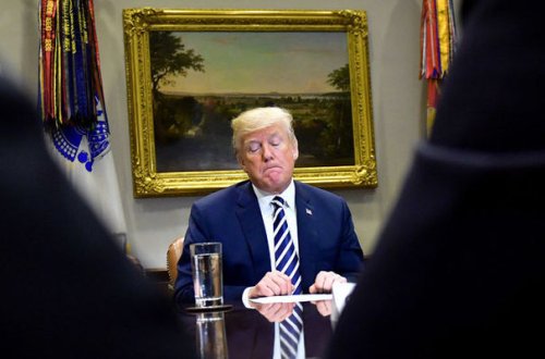 СМИ: Трамп собирается помиловать сразу около 100 человек