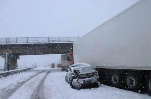 Сильный снегопад стал причиной цепной аварии в Турции - ВИДЕО