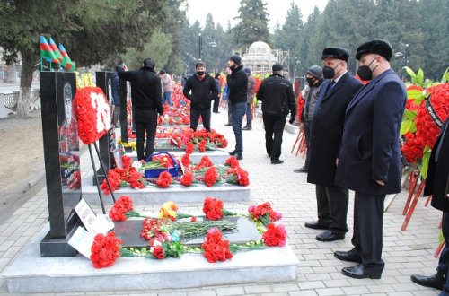 Mingəçevir Şəhər İcra Hakimiyyətinin başçısı Şəhidlər xiyabanında - FOTOLAR