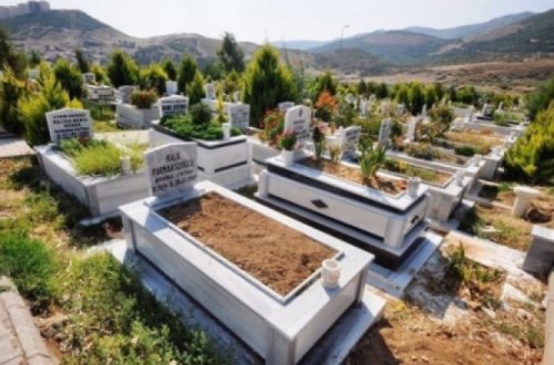 Ana şəhid olan oğlunun məzarında basdırılmağı vəsiyyət edir.Məzarçı qəbiri açdıqda qışqırıb qaçır..