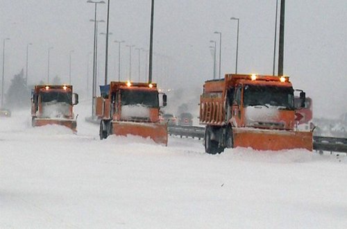 Bakıda qarlı havaya görə 50-dən çox texnika hazır vəziyyətə gətirildi - FOTO