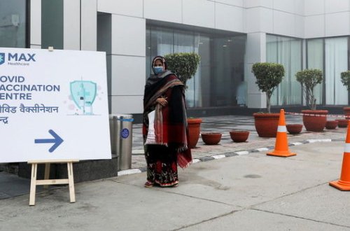 В Индии сотрудник больницы умер после вакцинации от COVID-19