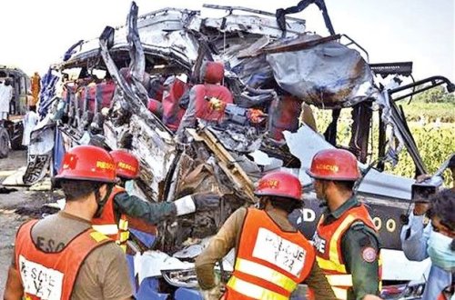 Pakistanda avtobus aşıb: Ölənlər var
