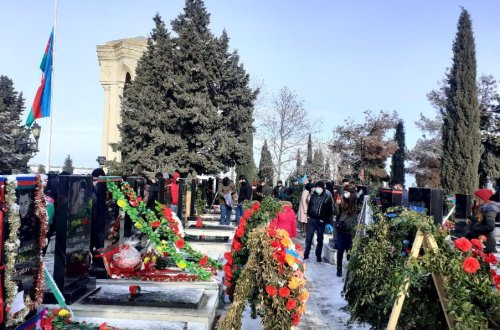 Gəncə şəhidlərini anır - FOTO