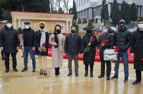 “İslahatçı Gənclər” 20 yanvar şəhidlərini anıb: Şəhidlər Xiyabanı ziyarət edildi, onlayn konfrans keçirildi