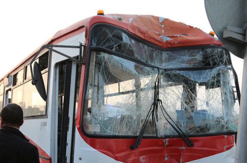 Bakıda avtobus avtomobillə toqquşdu: Xəsarət alan var