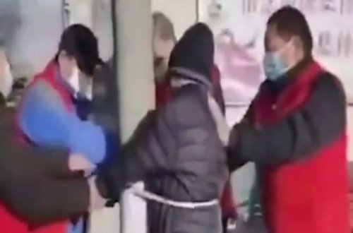 Sərt karantin rejimini pozan təqaüdçünü küçədə sütuna bağladılar - VİDEO