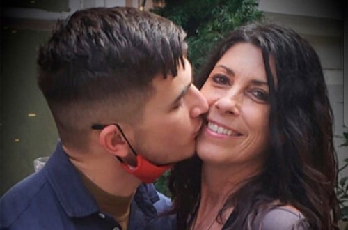 Nəvələri olan 50 yaşlı qadın 22 yaşlı oğlana ərə gedir - FOTOLAR