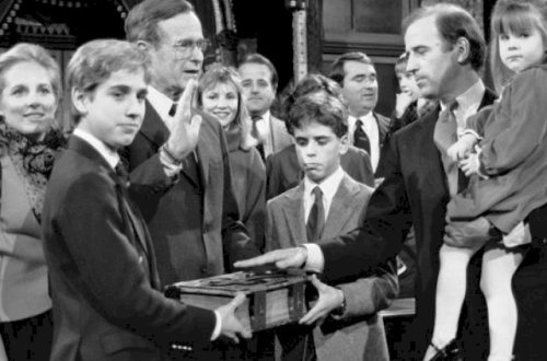 Bayden 41 ildi bu İncilə əlini basır - Foto