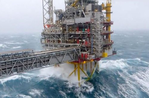 SOCAR приостановила некоторые работы на морских платформах