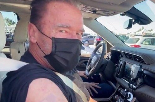 Şvartsenegger görün harda vaksin vurdurdu - VİDEO