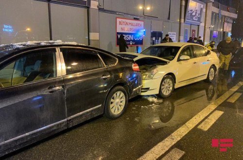 Xətaidə sürücü avtomobillərin arasında qaldı - İki ayağı da sındı - FOTO