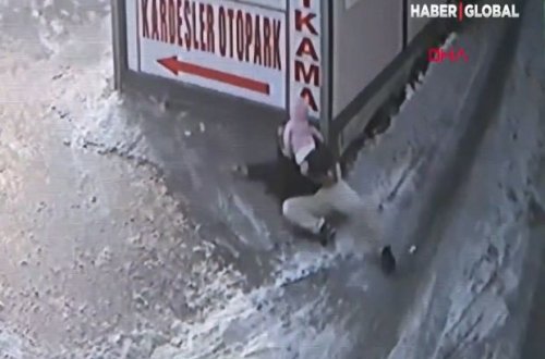 Ata körpə övladının zədə almaması üçün özünü buzun üstünə atdı - VİDEO