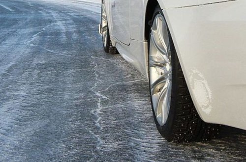 Обледеневшие дороги в Баку привели к цепным авариям - ФОТО