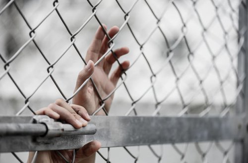 Женщина несколько лет держала внучку взаперти