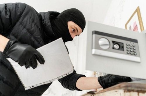 Hacıqabulda evdən külli miqdarda pul oğurlandı