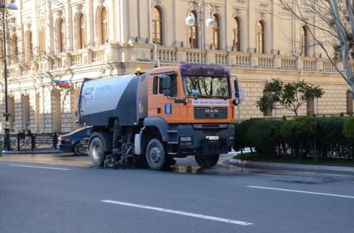 Paytaxta yağan qardan sonra operativ təmizlik işləri aparılır - FOTO