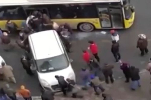 Küçədəki anlaşmazlıq dava ilə bitdi: Şüşəni sındırıb avtobusa girdilər - VİDEO