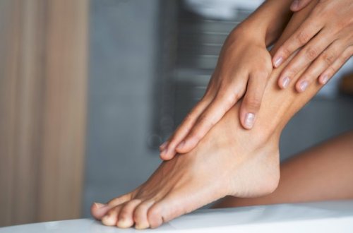 Bu məşhur sevgilisinin adını ayağının altına yazdı